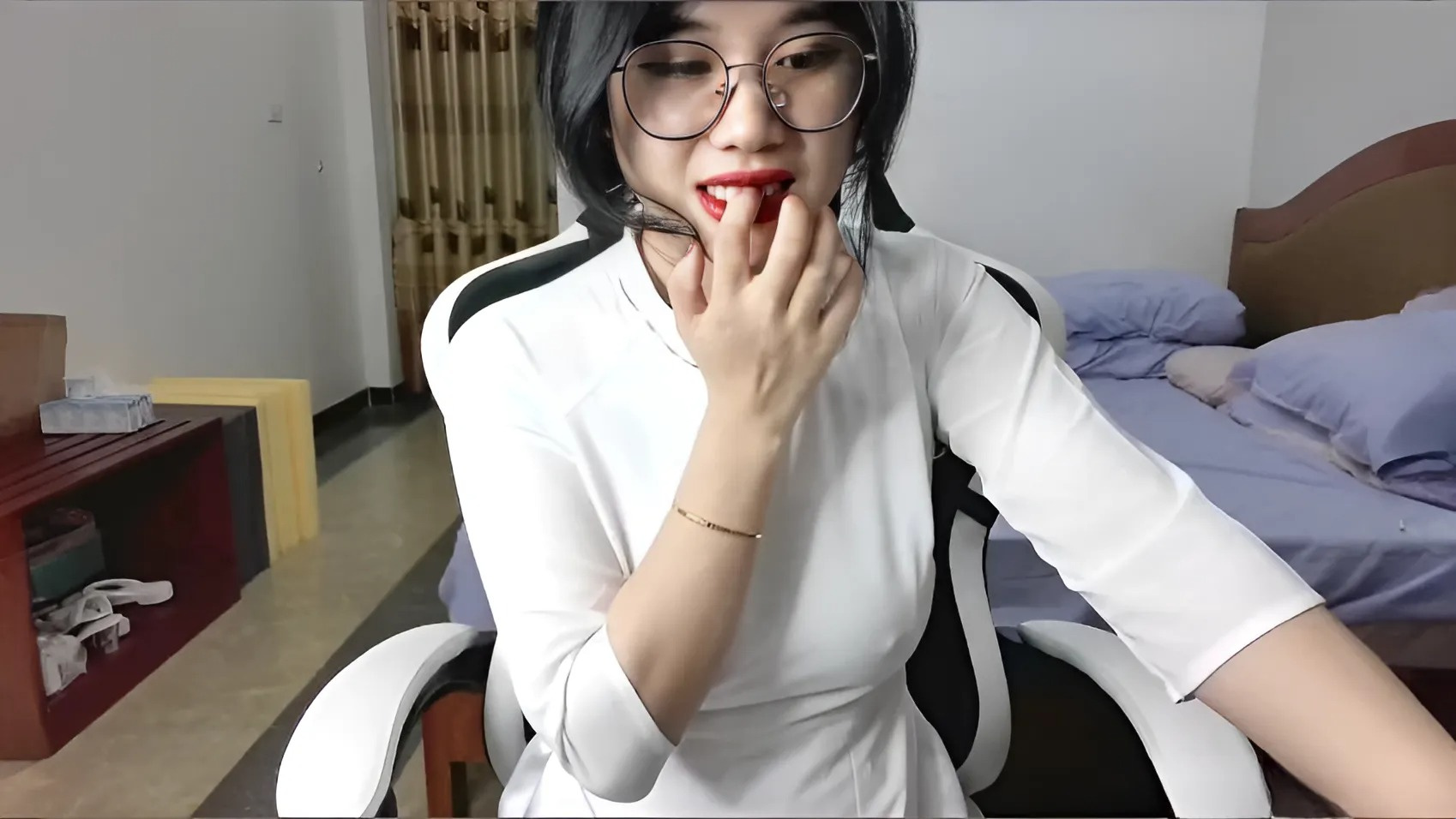 สาวร้อนแรงใน ao dai Anna Bear masturbates