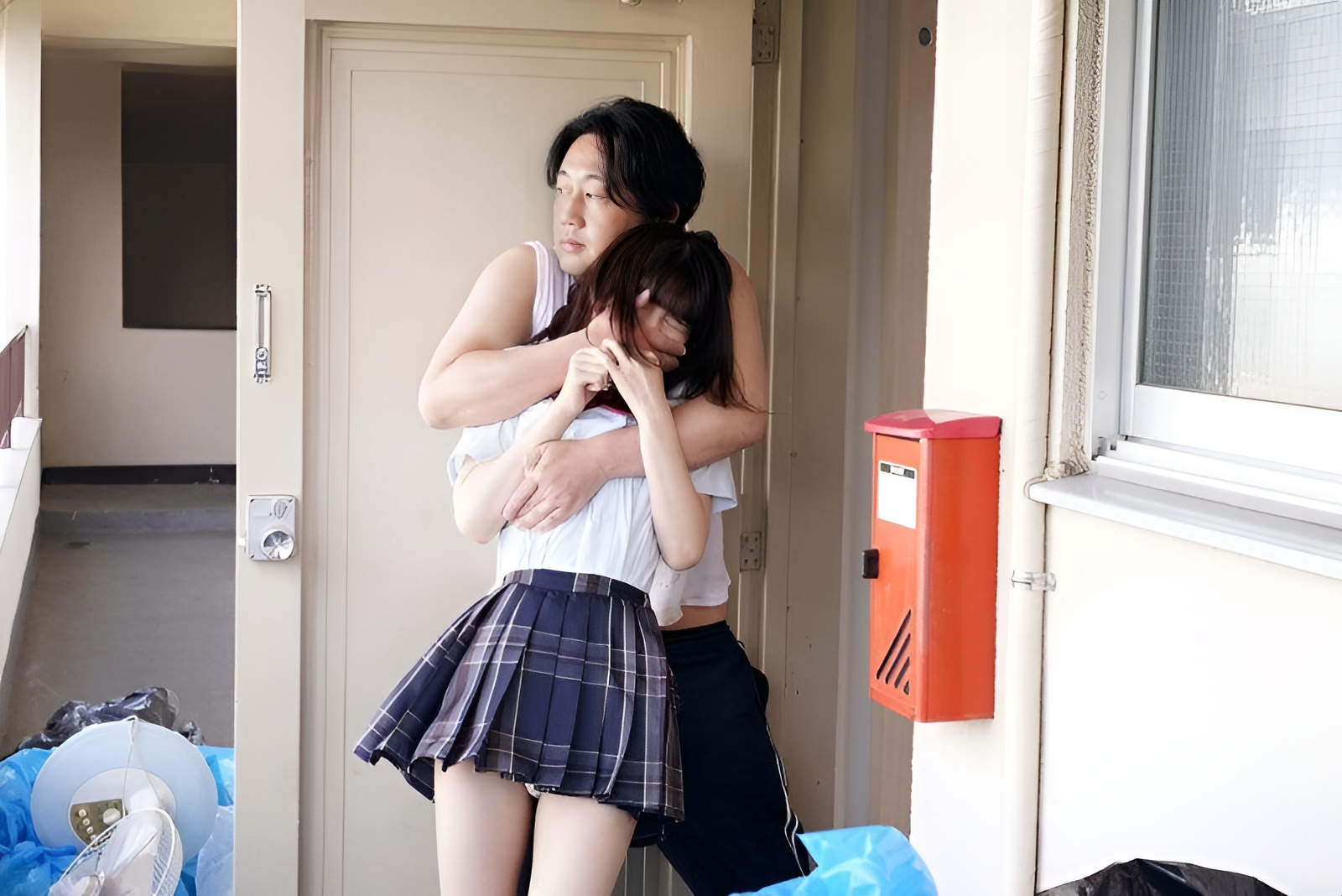 CAWD-518 肮脏的邻居和倒霉的女学生