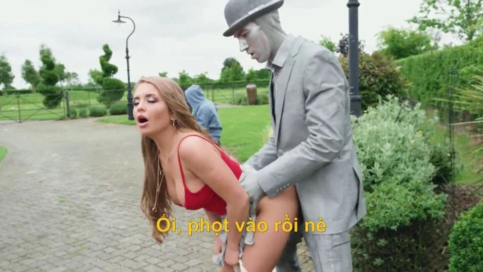 Being a statue is not at peace with a girl with big breasts