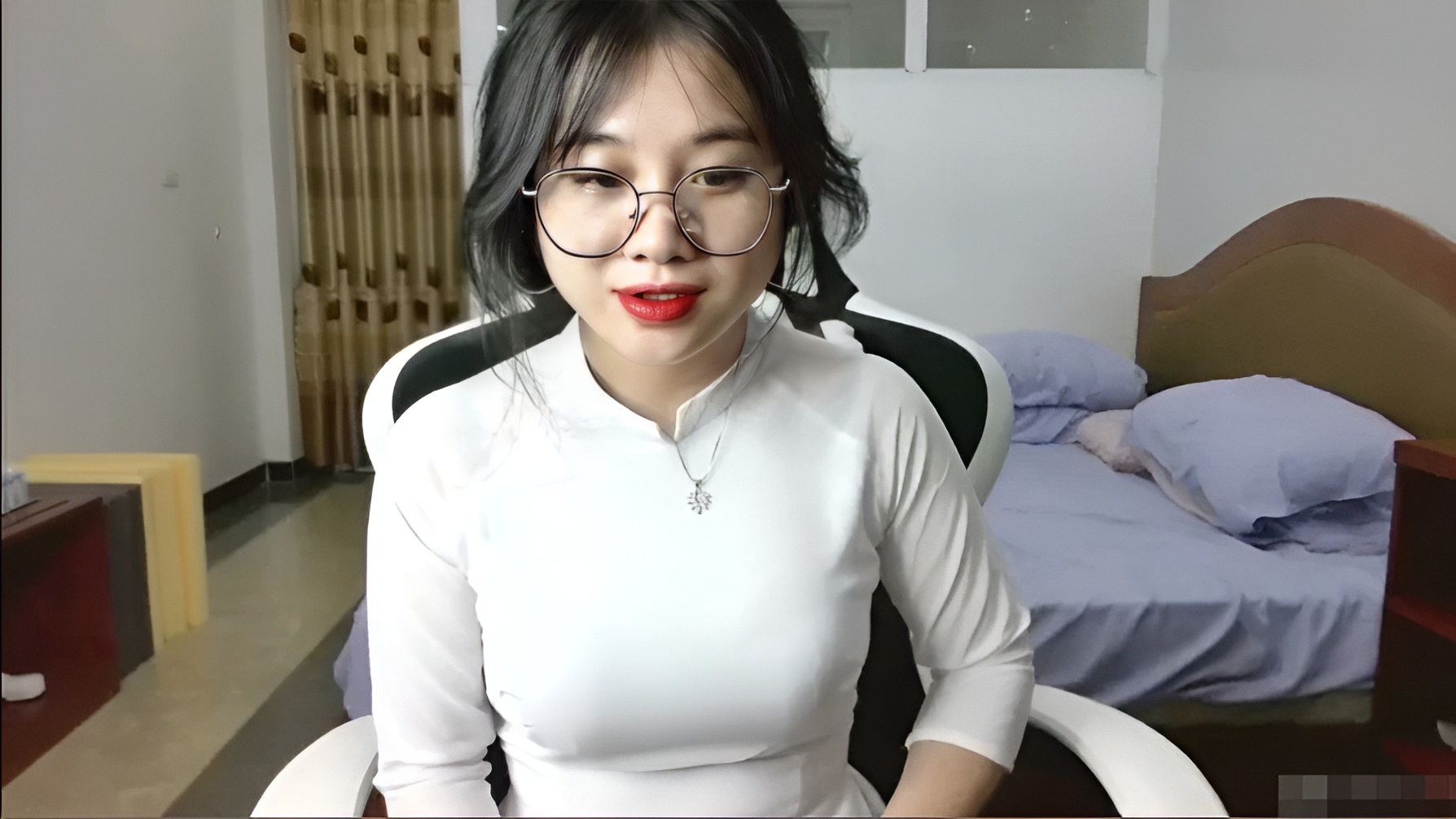 Video of Anna Bear in Ao Dai masturbating